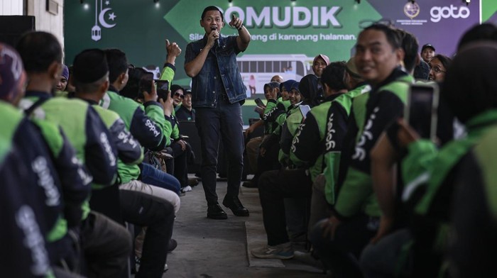 Menteri Koordinator Bidang Infrastruktur dan Pembangunan Kewilayahan Agus Harimurti Yudhoyono (ketiga kiri) bersama CEO PT GoTo Gojek Tokopedia Tbk Hans Patuwo (kiri) melepas keberangkatan bus pada acara GoMudik di Terminal Terpadu Pulogebang, Jakarta, Jumat (13/3/2026). GoTo berkolaborasi dengan Kementerian Perhubungan menggelar program mudik gratis, GoMudik yang memfasilitasi mitra pengemudi Gojek dan keluarga untuk pulang kampung dengan lima kota tujuan dan diikuti sekitar 4 ribu peserta. ANTARA FOTO/Dhemas Reviyanto