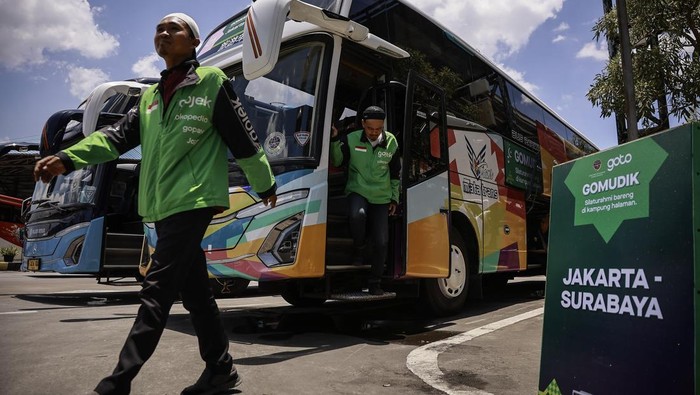 Menteri Koordinator Bidang Infrastruktur dan Pembangunan Kewilayahan Agus Harimurti Yudhoyono (ketiga kiri) bersama CEO PT GoTo Gojek Tokopedia Tbk Hans Patuwo (kiri) melepas keberangkatan bus pada acara GoMudik di Terminal Terpadu Pulogebang, Jakarta, Jumat (13/3/2026). GoTo berkolaborasi dengan Kementerian Perhubungan menggelar program mudik gratis, GoMudik yang memfasilitasi mitra pengemudi Gojek dan keluarga untuk pulang kampung dengan lima kota tujuan dan diikuti sekitar 4 ribu peserta. ANTARA FOTO/Dhemas Reviyanto