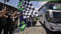 Menteri Koordinator Bidang Infrastruktur dan Pembangunan Kewilayahan Agus Harimurti Yudhoyono (ketiga kiri) bersama CEO PT GoTo Gojek Tokopedia Tbk Hans Patuwo (kiri) melepas keberangkatan bus pada acara GoMudik di Terminal Terpadu Pulogebang, Jakarta. ANTARA FOTO/Dhemas Reviyanto