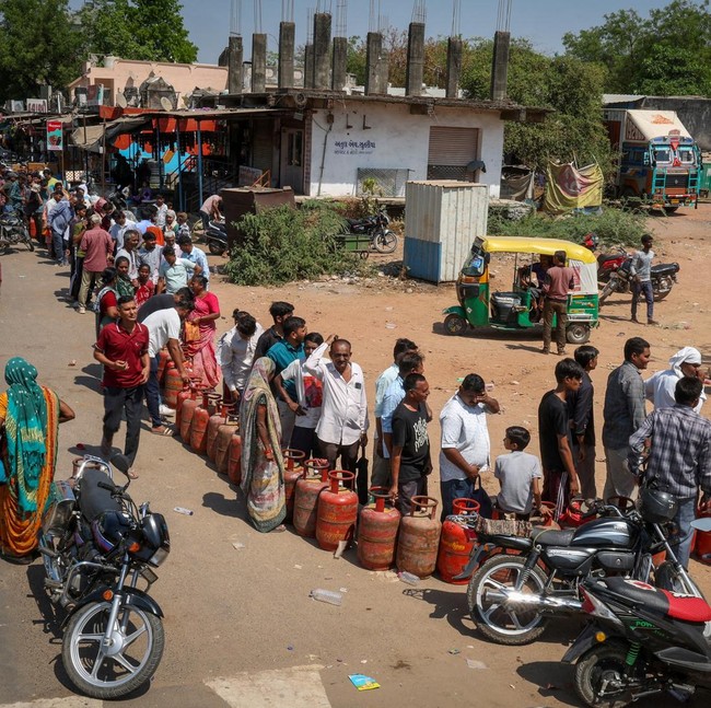 Antrean LPG Mengular di India Akibat Gangguan Pasokan Energi