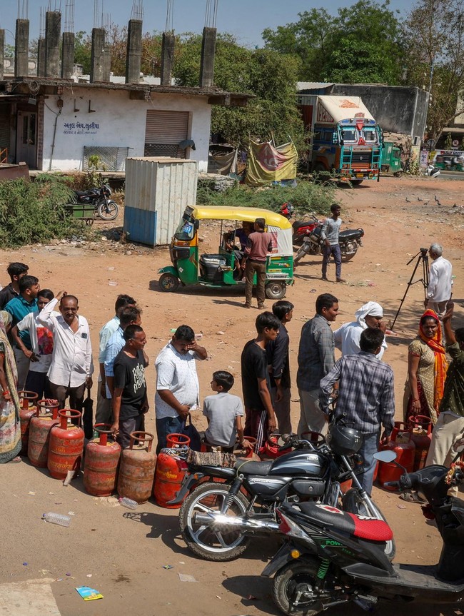 Antrean LPG Mengular di India Akibat Gangguan Pasokan Energi