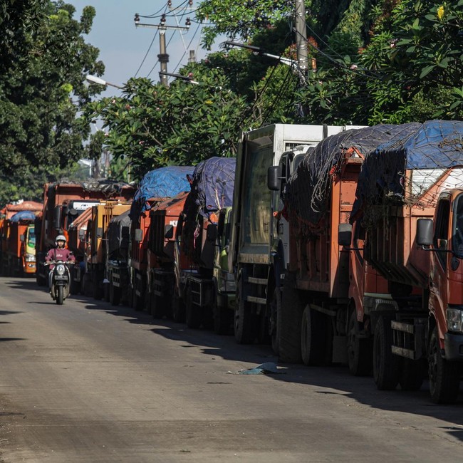 TPST Bantargebang Ditutup, Antrean Truk Sampah Capai 8 Km