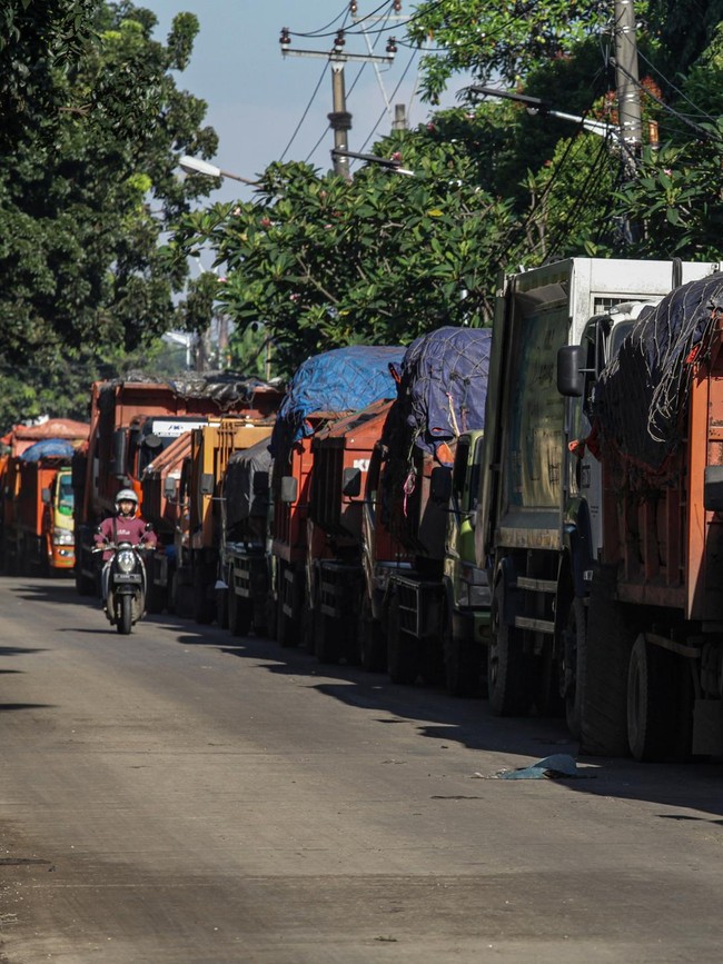 TPST Bantargebang Ditutup, Antrean Truk Sampah Capai 8 Km