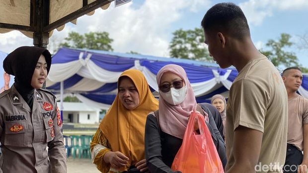 Antusias warga saat menghadiri Pasar Murah di Taman Bhaypark Pangkalpinang Antusias warga saat menghadiri Pasar Murah di Taman Bhaypark Pangkalpinang