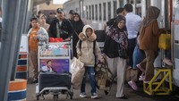 Para penumpang berjalan menuju gerbong kereta api Rajabasa relasi Palembang–Tanjungkarang (Lampung), Jumat (13/3/2026). ANTARA FOTO/Nova Wahyudi  