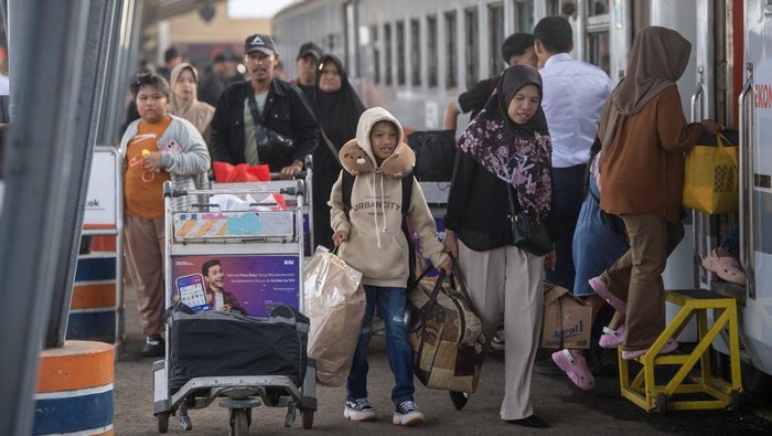 Pemudik menyusun kopernya di atas gerbong kereta api serello relasi Palembang-Lubuk Linggau di Stasiun Kertapati Palembang, Sumatera Selatan, Jumat (13/3/2026). Berdasarkan data dari PT KAI Divre III Palembang penjualan tiket kereta api Angkutan Lebaran 2026 sampai dengan hari Kamis (12/3/2026) telah terjual sebanyak 65.615 tiket untuk KA Bukit Serelo Kertapati – Lubuk Linggau (PP), KA Sindang Marga relasi Lubuk Linggau (PP) dan KA Rajabasa relasi Kertapati - Tanjungkarang sedangkan untuk KA Rajabasa relasi Tanjungkarang -  Kertapati tiket terjual mencapai 25.653, total keseluruhan mencapai 91.628 tiket terjual. ANTARA FOTO/Nova Wahyudi/foc.