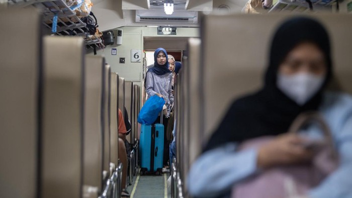 Pemudik menyusun kopernya di atas gerbong kereta api serello relasi Palembang-Lubuk Linggau di Stasiun Kertapati Palembang, Sumatera Selatan, Jumat (13/3/2026). Berdasarkan data dari PT KAI Divre III Palembang penjualan tiket kereta api Angkutan Lebaran 2026 sampai dengan hari Kamis (12/3/2026) telah terjual sebanyak 65.615 tiket untuk KA Bukit Serelo Kertapati  Lubuk Linggau (PP), KA Sindang Marga relasi Lubuk Linggau (PP) dan KA Rajabasa relasi Kertapati - Tanjungkarang sedangkan untuk KA Rajabasa relasi Tanjungkarang -  Kertapati tiket terjual mencapai 25.653, total keseluruhan mencapai 91.628 tiket terjual. ANTARA FOTO/Nova Wahyudi/foc.