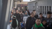 Sejumlah pemudik mulai memadati Stasiun Kertapati, Palembang, Sumatera Selatan, menjelang periode Angkutan Lebaran 2026. ANTARA FOTO/Nova Wahyudi  