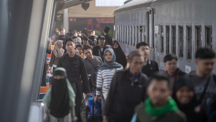 Pemudik menyusun kopernya di atas gerbong kereta api serello relasi Palembang-Lubuk Linggau di Stasiun Kertapati Palembang, Sumatera Selatan, Jumat (13/3/2026). Berdasarkan data dari PT KAI Divre III Palembang penjualan tiket kereta api Angkutan Lebaran 2026 sampai dengan hari Kamis (12/3/2026) telah terjual sebanyak 65.615 tiket untuk KA Bukit Serelo Kertapati – Lubuk Linggau (PP), KA Sindang Marga relasi Lubuk Linggau (PP) dan KA Rajabasa relasi Kertapati - Tanjungkarang sedangkan untuk KA Rajabasa relasi Tanjungkarang -  Kertapati tiket terjual mencapai 25.653, total keseluruhan mencapai 91.628 tiket terjual. ANTARA FOTO/Nova Wahyudi/foc.