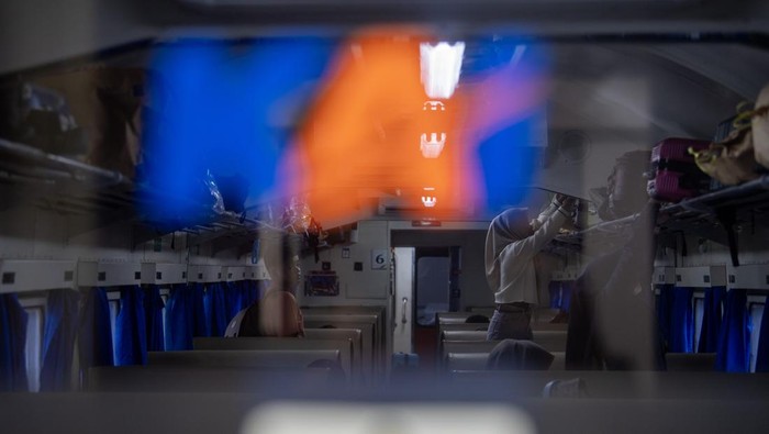 Pemudik menyusun kopernya di atas gerbong kereta api serello relasi Palembang-Lubuk Linggau di Stasiun Kertapati Palembang, Sumatera Selatan, Jumat (13/3/2026). Berdasarkan data dari PT KAI Divre III Palembang penjualan tiket kereta api Angkutan Lebaran 2026 sampai dengan hari Kamis (12/3/2026) telah terjual sebanyak 65.615 tiket untuk KA Bukit Serelo Kertapati – Lubuk Linggau (PP), KA Sindang Marga relasi Lubuk Linggau (PP) dan KA Rajabasa relasi Kertapati - Tanjungkarang sedangkan untuk KA Rajabasa relasi Tanjungkarang -  Kertapati tiket terjual mencapai 25.653, total keseluruhan mencapai 91.628 tiket terjual. ANTARA FOTO/Nova Wahyudi/foc.