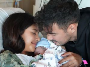 Potret Bahagia Aurelie Moeremans Melahirkan Anak Pertama