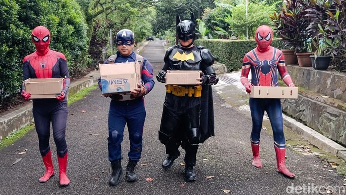 Badut berkostum superhero bagi-bagi takjil di Kota Cimahi