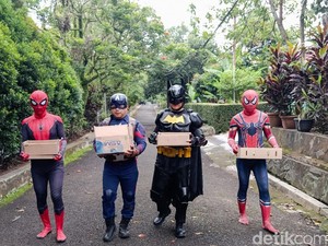 Kala Superhero Turun ke Jalan Bagi-bagi Takjil di Cimahi