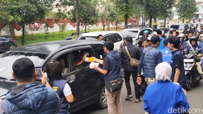 Bagi-bagi takjil di Pakansari, Bogor.