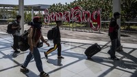 Sejumlah pemudik berjalan keluar setibanya di Bandara Internasional Jenderal Ahmad Yani, Semarang, Jawa Tengah, Jumat (13/3/2026). ANTARA FOTO/Aprillio Akbar  