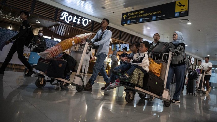 Sejumlah pemudik berjalan keluar setibanya di Bandara Ahmad Yani, Semarang, Jawa Tengah, Jumat (13/3/2026). PT Angkasa Pura Indonesia Kantor Cabang Bandara Internasional Jenderal Ahmad Yani Semarang memprediksi jumlah pergerakan pemudik pada masa ang