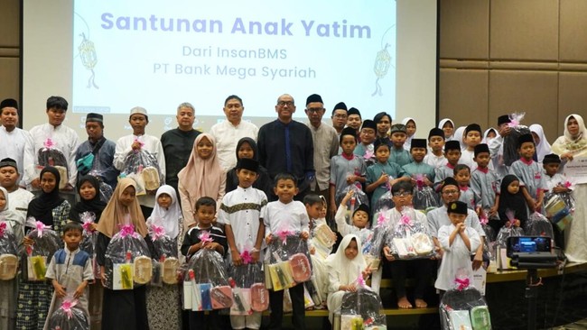 Bank Mega Syariah Salurkan 2.800 Paket Sembako dan Santunan untuk 200 Anak Yatim