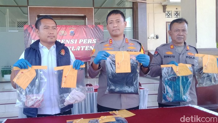 Barang bukti pakaian tersangka dan korban perkosaan.