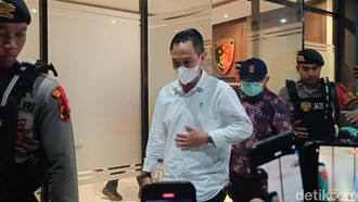 Terjaring OTT KPK, Bupati Cilacap Dibawa ke Jakarta Malam Ini