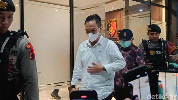 Bupati Cilacap, Syamsul Aulia Rahman bersama Sekda dan sejumlah Kepala OPD saat akan dibawa ke Jakarta dari Stasiun Purwokerto, Jumat (13/3/2026). Bupati Cilacap, Syamsul Aulia Rahman bersama Sekda dan sejumlah Kepala OPD saat akan dibawa ke Jakarta dari Stasiun Purwokerto, Jumat (13/3/2026).