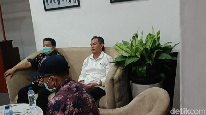 Bupati Cilacap, Syamsul Aulia Rahman bersama Sekda dan sejumlah Kepala OPD saat akan dibawa ke Jakarta dari Stasiun Purwokerto, Jumat (13/3/2026).