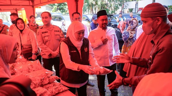 Bupati Gresik Gus Yani dampingi Gubernur Jatim Khofifah Indar Parawansa mengecek pelaksanaan pasar murah di Gresik.
