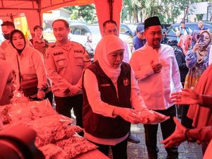 Gubernur Khofifah Didampingi Bupati Gus Yani Cek Pasar Murah di Gresik