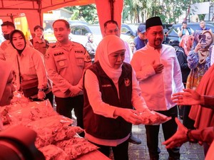 Gubernur Khofifah Didampingi Bupati Gus Yani Cek Pasar Murah di Gresik
