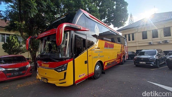 Bus yang digunakan untuk mengangkut pejabat Kabupaten Cilacap yang terjaring OTT KPK di Mapolresta Banyumas, Jumat (13/3/2026).