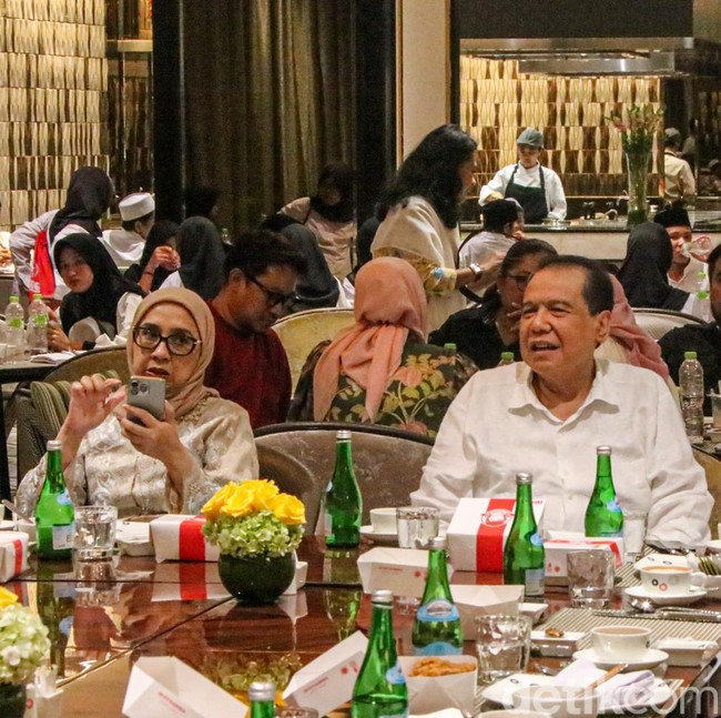 Chairul Tanjung Hadiri Buka Puasa Bersama Anak Yatim di Trans Hotel Jakarta