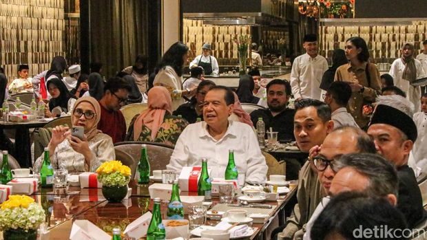Chairul Tanjung Hadiri Buka Puasa Bersama Anak Yatim di Trans Hotel Jakarta Chairman CT Corp Chairul Tanjung menghadiri kegiatan buka puasa bersama anak-anak yatim piatu yang digelar di Trans Hotel Jakarta, Jumat (14/3/2026). Kegiatan sosial tersebut menjadi bagian dari rangkaian acara menjelang soft opening hotel yang dijadwalkan berlangsung pada Sabtu (15/3).