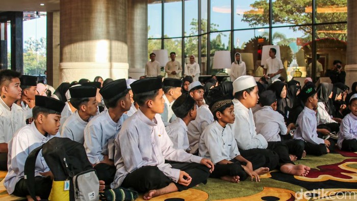 Chairman CT Corp Chairul Tanjung menghadiri kegiatan buka puasa bersama anak-anak yatim piatu yang digelar di Trans Hotel Jakarta, Jumat (14/3/2026). Kegiatan sosial tersebut menjadi bagian dari rangkaian acara menjelang soft opening hotel yang dijadwalkan berlangsung pada Sabtu (15/3).