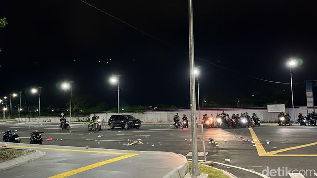 CPI Makassar Rombongan remaja konvoi motor di CPI Makassar usai buka puasa meninggalkan sampah berserakan.
