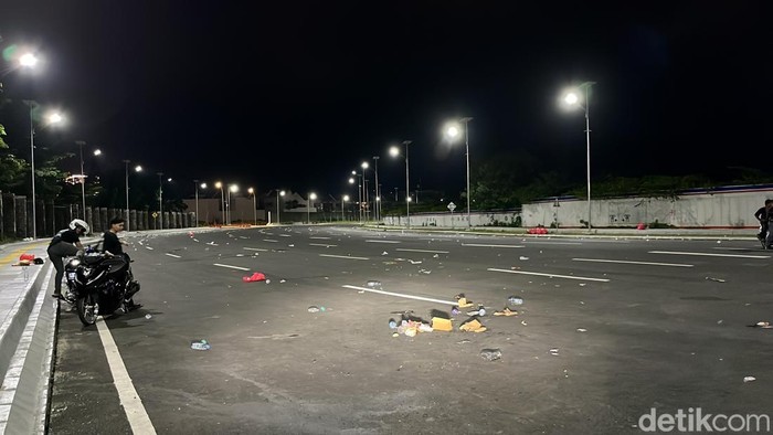 Rombongan remaja konvoi motor di CPI Makassar usai buka puasa meninggalkan sampah berserakan.