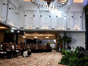 HUT Pertama, Danantara Serahkan 2.000 Paket Perlengkapan Sekolah