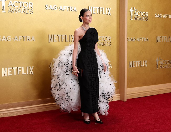 Penampilan bintang film Ghost itu menjadi perbincangan saat menghadiri Actor Awards 2026 di Los Angeles awal Maret 206. Demi menebarkan pesonanya dalam balutan gaun hitam strapless dari rumah mode Schiaparelli. Foto: Variety via Getty Images/JC Olivera