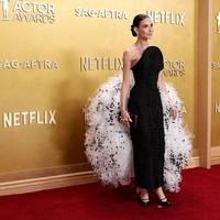Penampilan bintang film Ghost itu menjadi perbincangan saat menghadiri Actor Awards 2026 di Los Angeles awal Maret 206. Demi menebarkan pesonanya dalam balutan gaun hitam strapless dari rumah mode Schiaparelli. Foto: Variety via Getty Images/JC Olivera