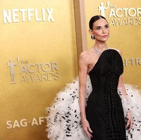 Penampilan Demi di Actor Awards 2026 dan festival South by Southwest 2026 membuatnya jadi perbincangan netizen. Warganet salah fokus dengan tubuhnya yang tampak makin langsing. Foto: WireImage/Monica Schipper
