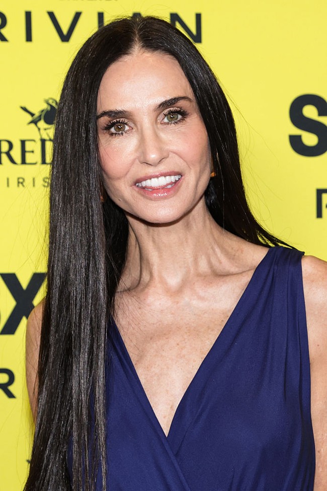 Demi Moore kembali jadi sorotan saat tampil di karpet merah festival South by Southwest di Austin, Texas, Kamis (12/3/2026). Kali ini Demi memakai gaun model wrap yang memiliki belahan dada rendah dan belahan paha tinggi. Foto: SXSW Conference & Festivals via /Travis P. Ball