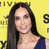 Demi Moore kembali jadi sorotan saat tampil di karpet merah festival South by Southwest di Austin, Texas, Kamis (12/3/2026). Kali ini Demi memakai gaun model wrap yang memiliki belahan dada rendah dan belahan paha tinggi. Foto: SXSW Conference & Festivals via /Travis P. Ball