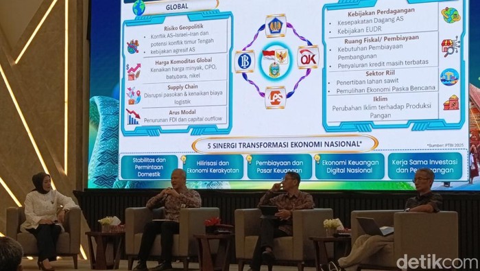 Deputi Kepala Perwakilan Bank Indonesia Sumut Iman Gunadi (dua dari kiri) dalam acara Forum North Sumatera Economic Xceleration Talk triwulan I 2026, Kamis (12/3/2026). (Kartika Sari/detikSumut)
