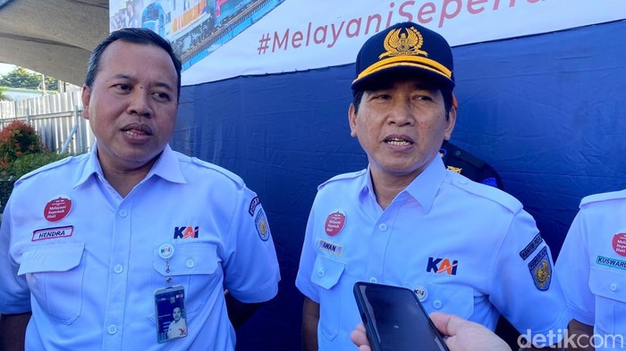 Direktur Operasi PT KAI (Persero), Awan Hermawan Purwadinata (kanan-topi).