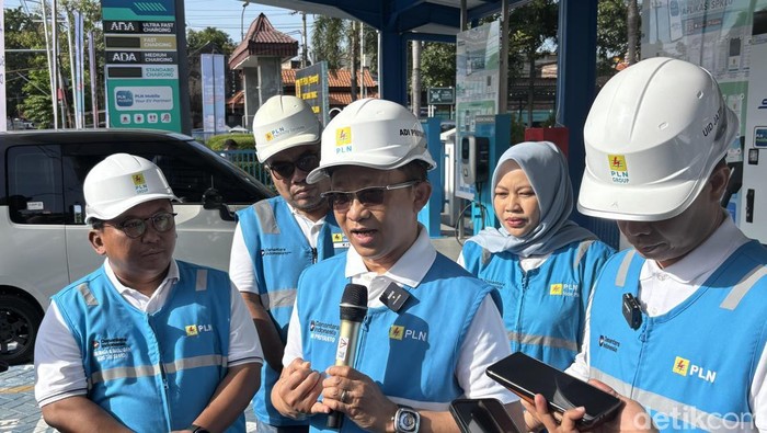 Direktur Retail dan Niaga PLN Adi Priyanto dan General Manager PLN UID Jatim Ahmad Mustaqir di SPKLU Center Ngagel, Surabaya