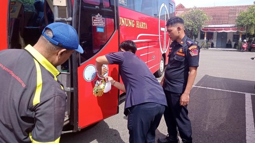 Dishub Buleleng melakukan inspeksi keselamatan atau ramp check terhadap kendaraan angkutan umum menjelang masa angkutan Lebaran 2026, Jumat (13/3/2026). (Dok. Pemkab Buleleng)