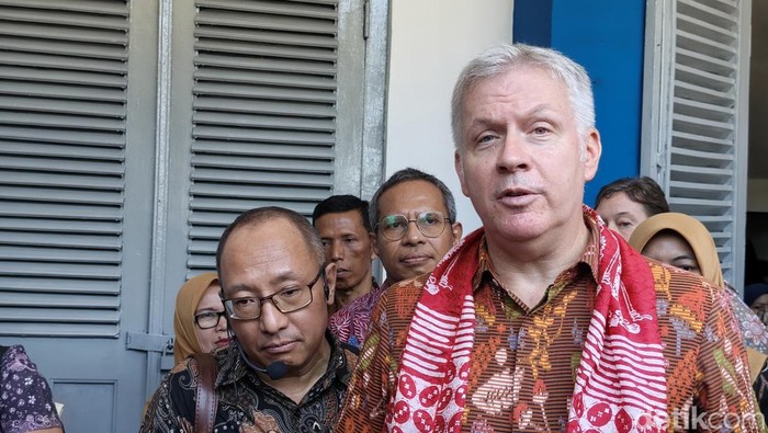 Duta Besar Kanada untuk Indonesia, Jess Dutton, saat meninjau program peningkatan gizi dan kesehatan di SMPN 43 Bandung.