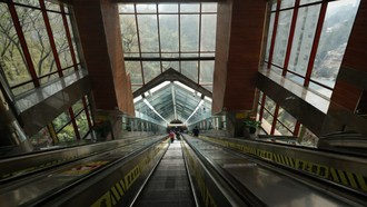 Cuma Rp7.000 Bisa Naik Eskalator Terpanjang Sedunia, Serasa Dibawa ke Langit