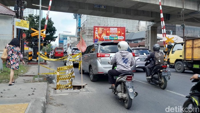 Foto: Penutup drainase di Jalan HM Yamin, Kelurahan Gang Buntu, Kecamatan Medan Timur rusak. (Rechtin Hani Ritonga/detikSumut)