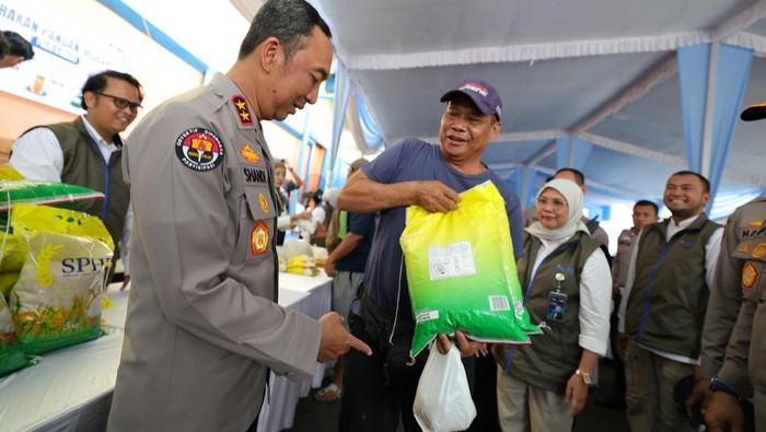 Polda Sumsel Berikan 135 Ton Beras Gratis untuk 20 Ribu Warga dalam Gerakan Pangan Murah