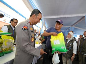 Polda Sumsel Bagikan 135 Ton Beras ke 20 Ribu Warga Lewat Gerakan Pangan Murah