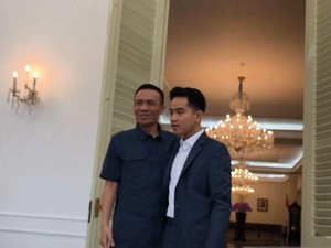 Peluk dan Parsel dari Gibran untuk Rismon Sianipar